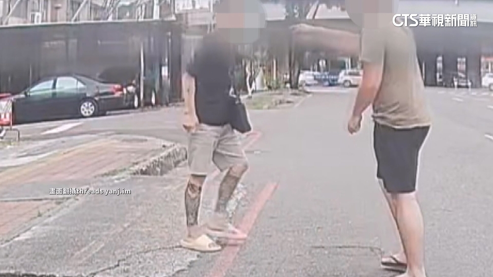誇張！會車糾紛竟「拿石頭丟人」　2男路口爆推擠衝突