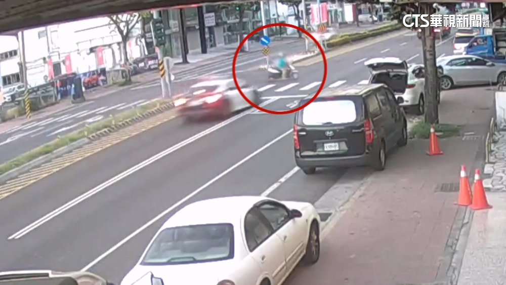 警車閃燈路口撞左轉機車　7旬婦急救恢復心跳