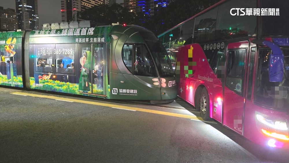 遊覽車疑未遵照號誌右轉撞輕軌　駕駛恐吃公共危險罪