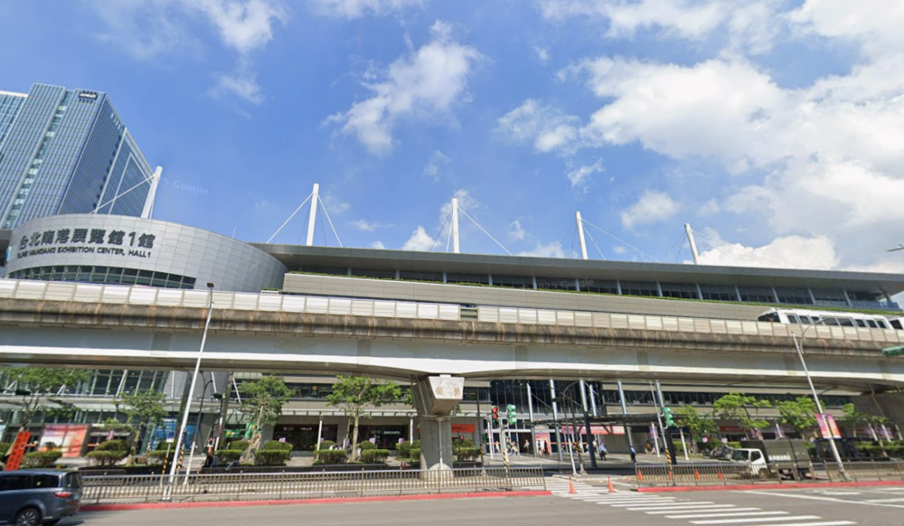 到南港展覽館站手機突「快轉1小時」　一看時區跳日本　網笑：直接接軌JR了