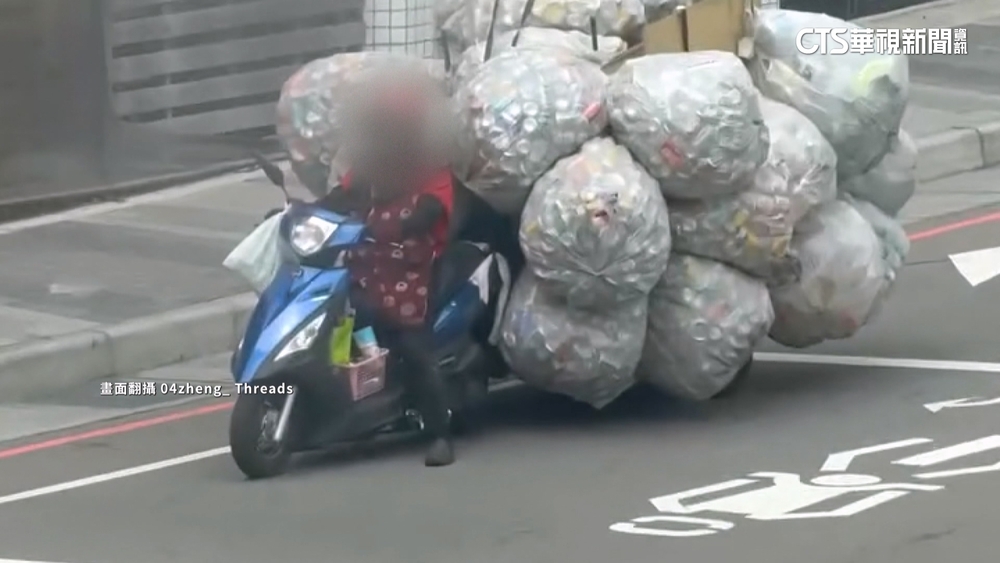 嬤機車載20包垃圾穿梭街頭　民驚：移動城堡