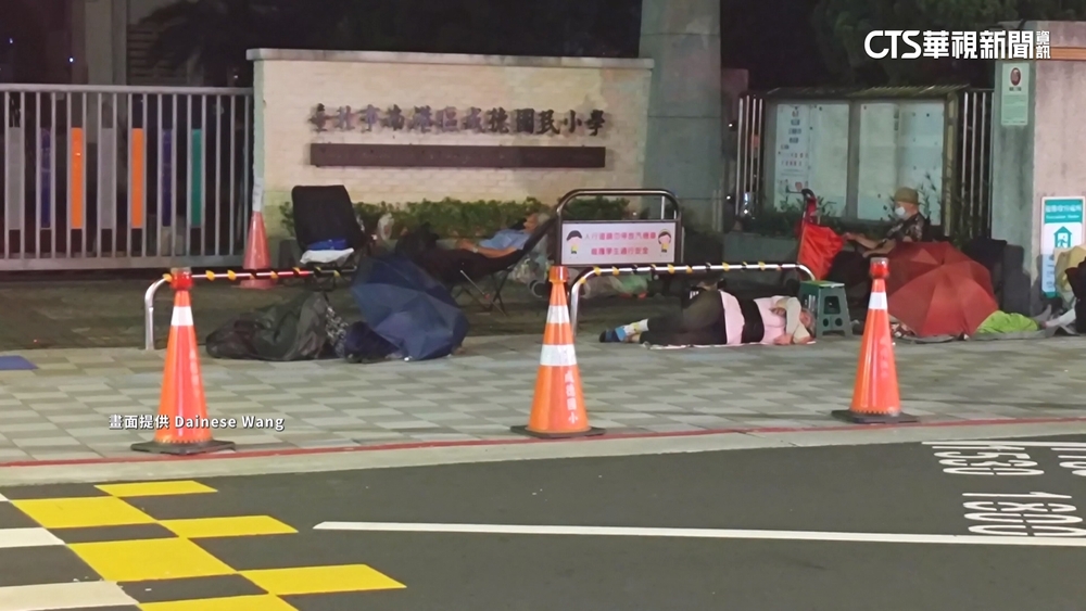 半夜驚見阿公阿嬤校門打地鋪　夜排竟為搶羽球場