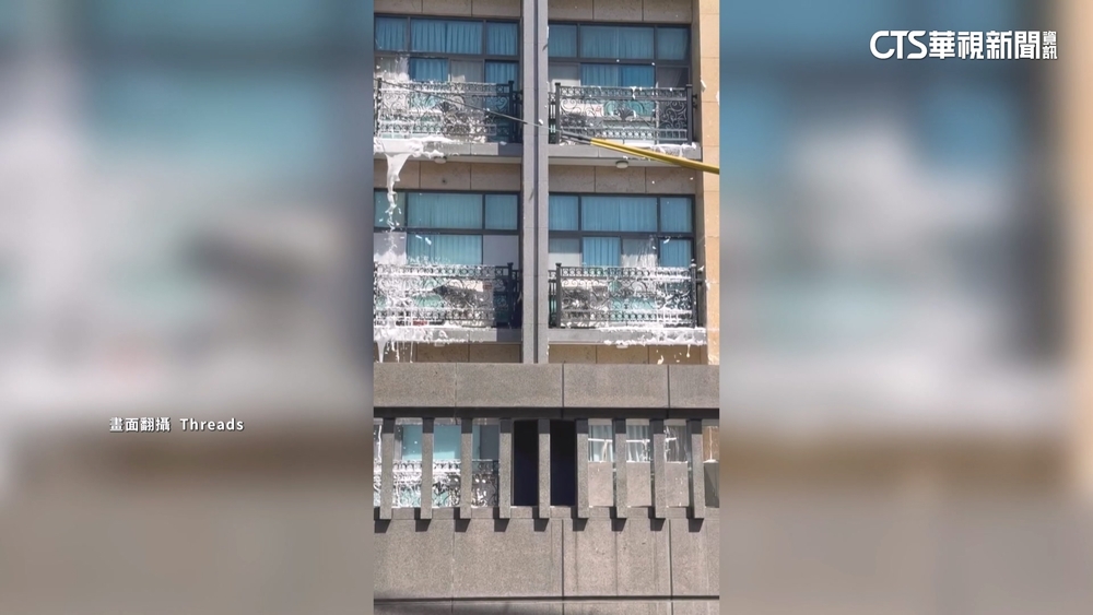 9月飛雪？　大樓外牆狂流泡沫...警衛解答：更換消防設備