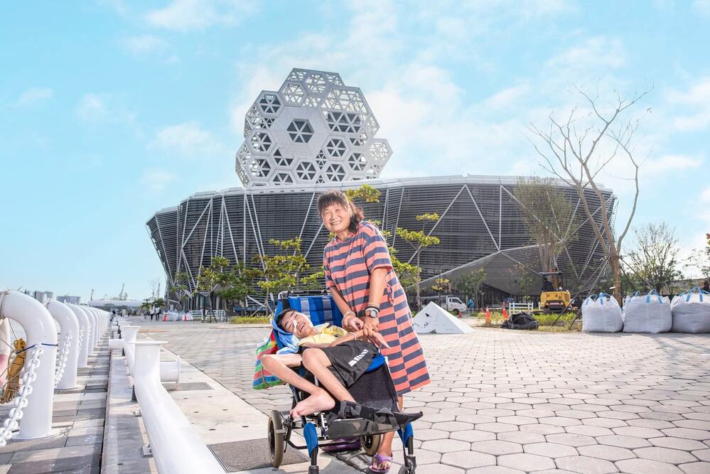 曾參加超過300場馬拉松！腦麻兒小比離世　超跑媽媽悲痛證實：去當天使了