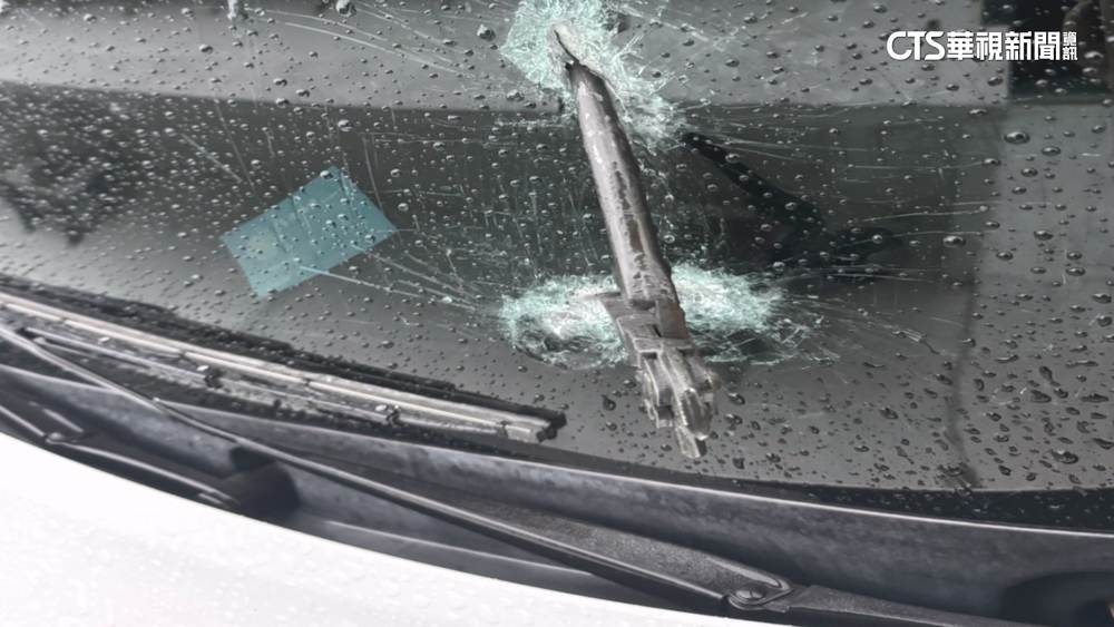 國道天外飛鐵鉗「插破擋風玻璃」　駕駛驚報警