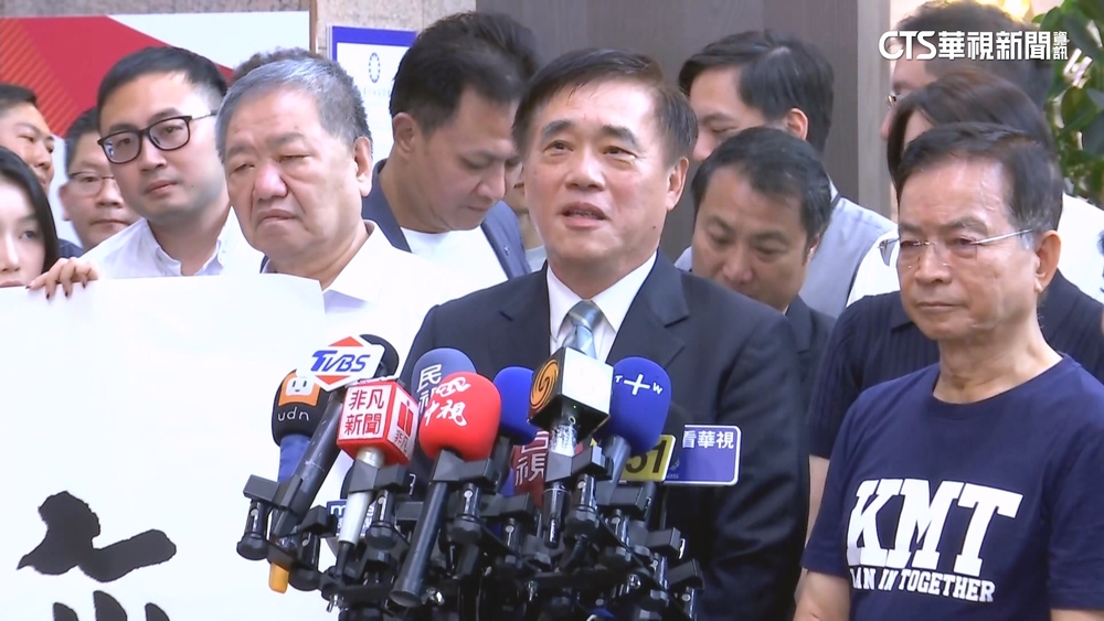 藍黨魁之爭白熱化！　郝龍斌登記　張亞中支持者喊「下台」