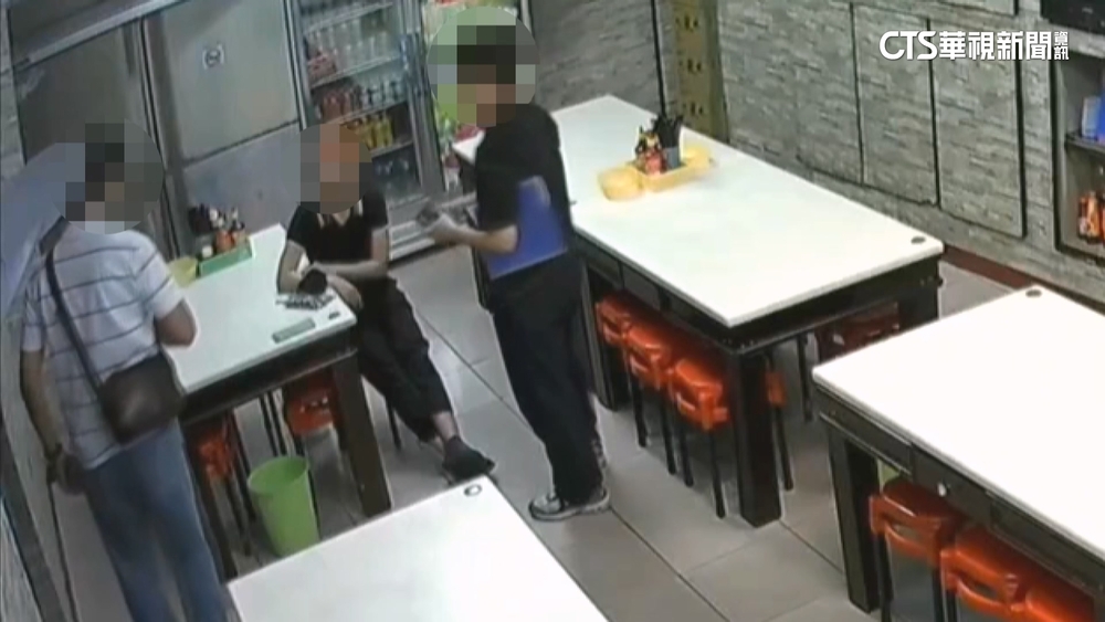 警持棍闖河粉店抓車手　越南看護嚇到辭職