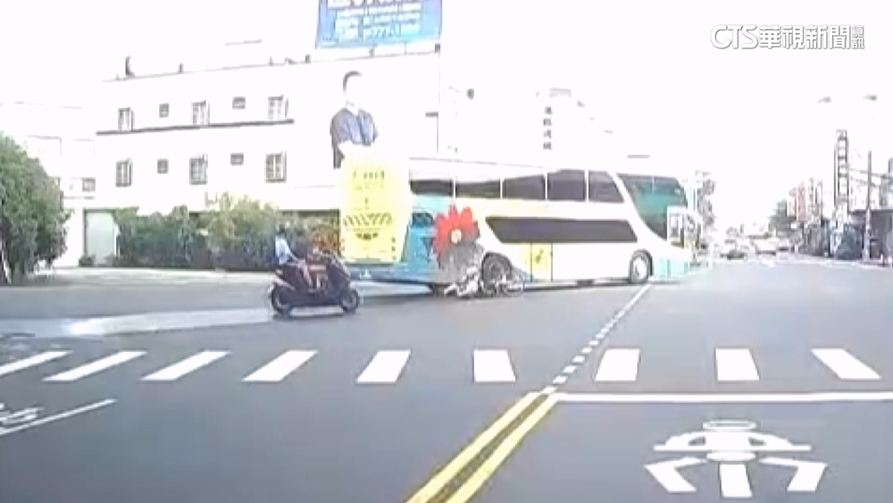 驚險片！公車過彎擦撞單車　學生倒地幸僅擦挫傷