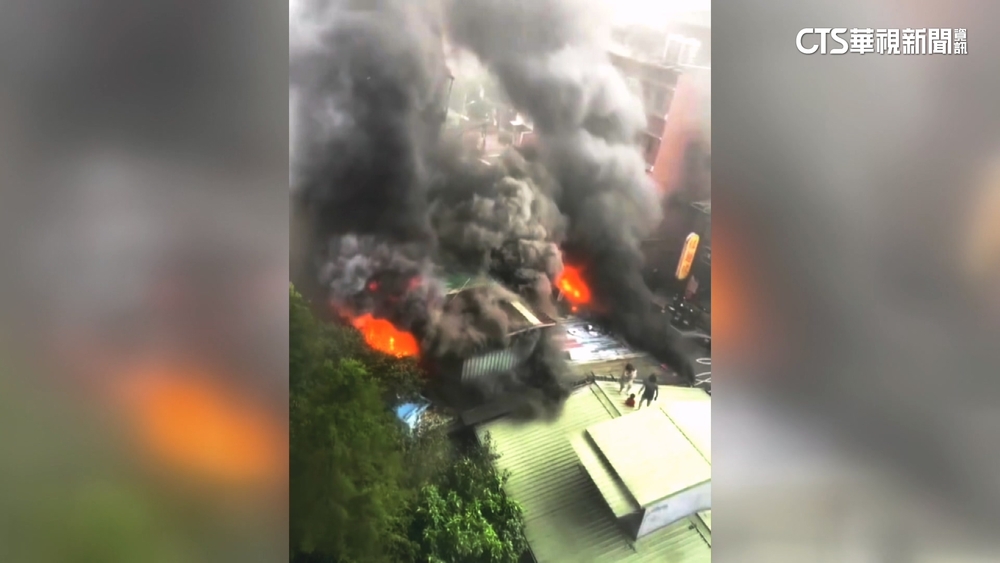 木柵鐵皮民宅竄大火　2大2小爬屋頂逃生