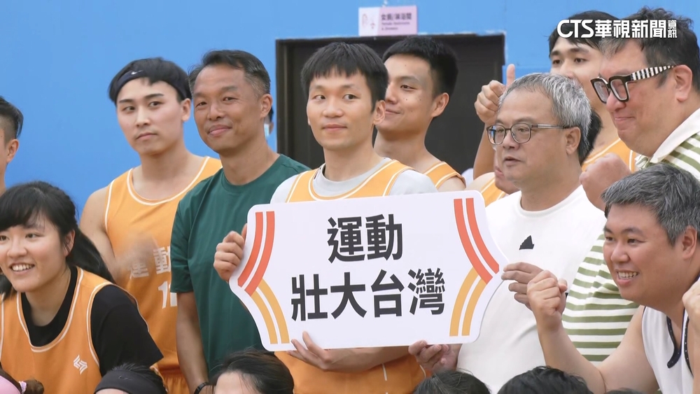 「金牌部長」李洋參加籃球新聞盃　上籃.罰球樣樣OK