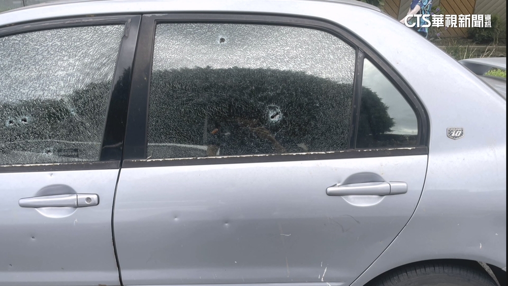 板橋體育場旁傳槍擊！轎車車身23處彈孔.玻璃碎裂