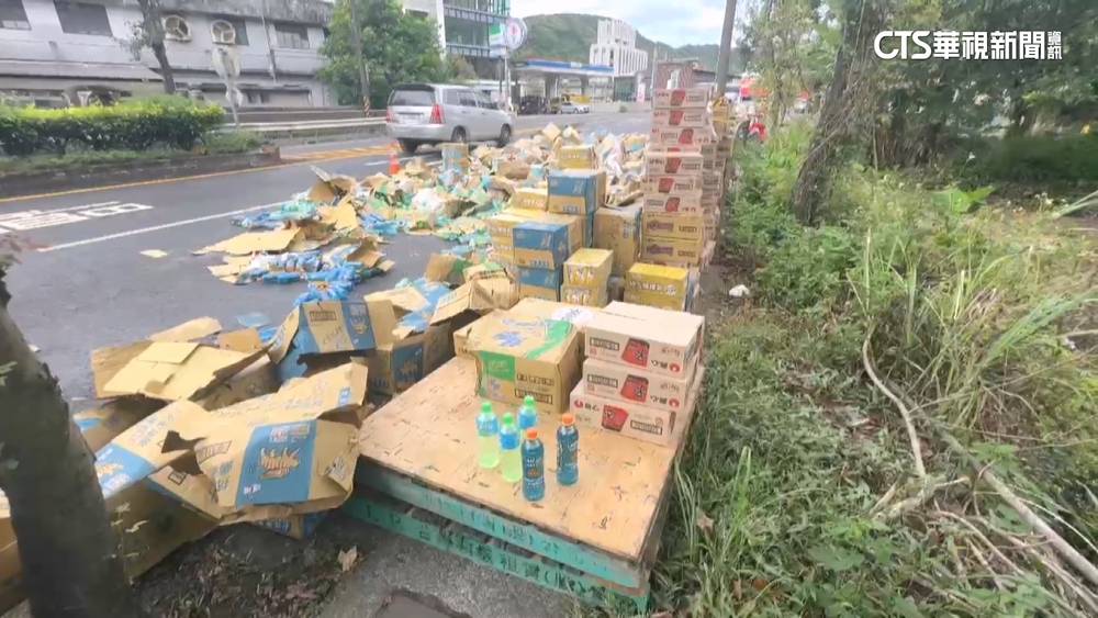 基隆聯結車門沒關好！　500箱貨物散落　路邊堆飲料山
