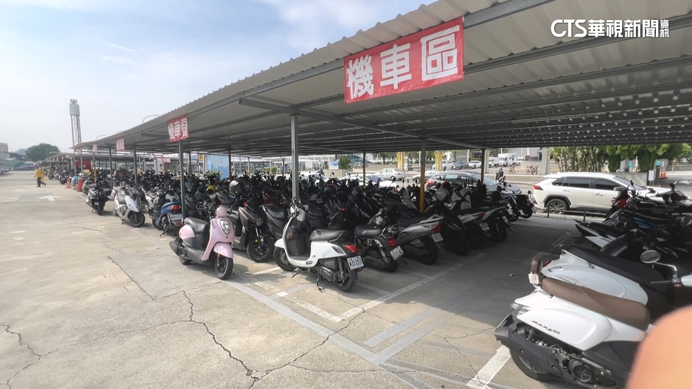 忘記停哪...男迷失機車海　高鐵站外3小時找嘸車　警開車陪找