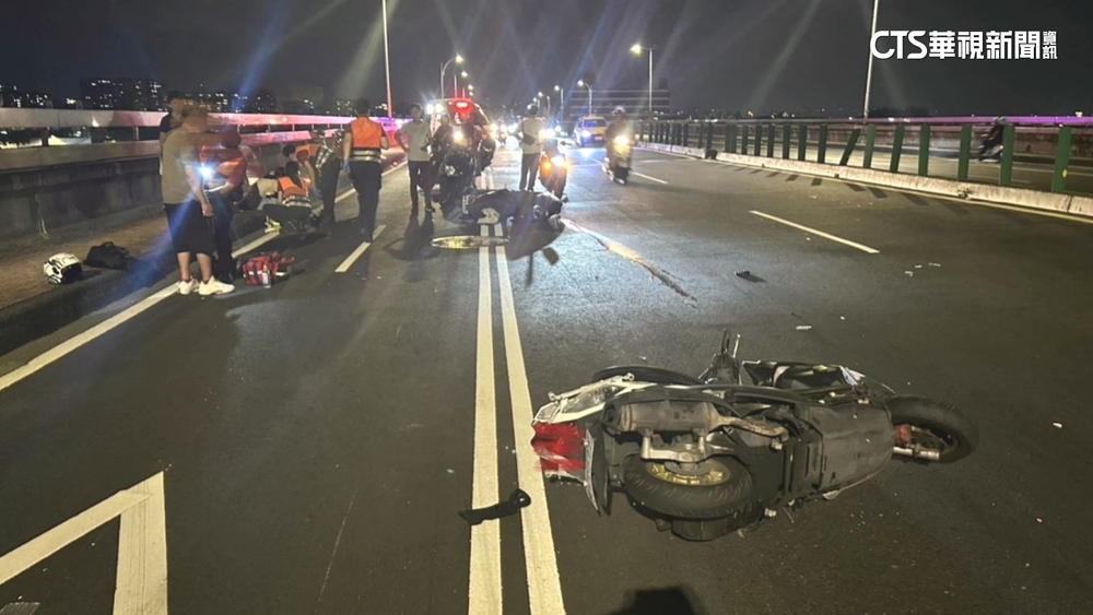 民權大橋3單車.2機車撞成一團　6人擦挫傷送醫