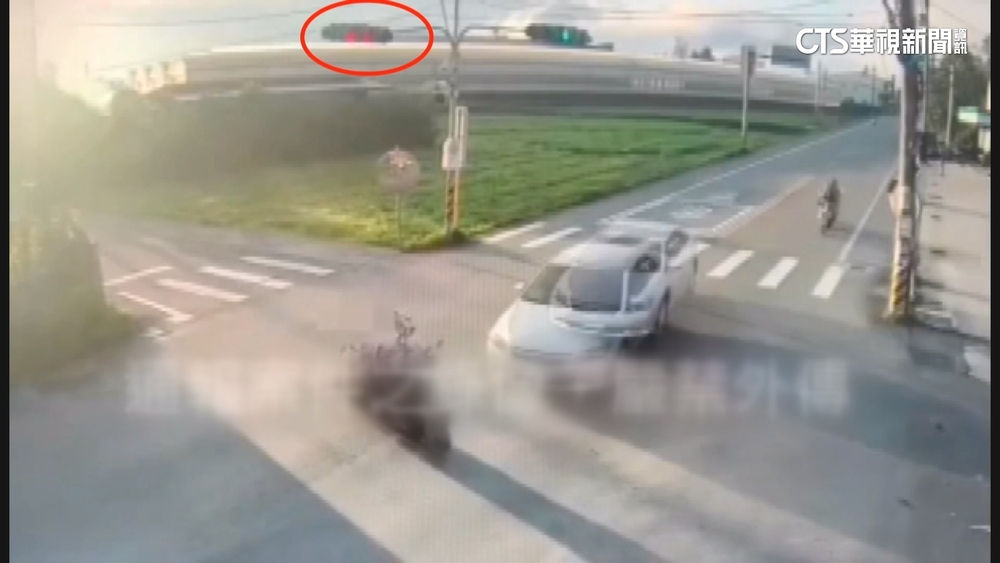送報員闖紅燈遭撞亡　水電工違規左轉遭撞不治