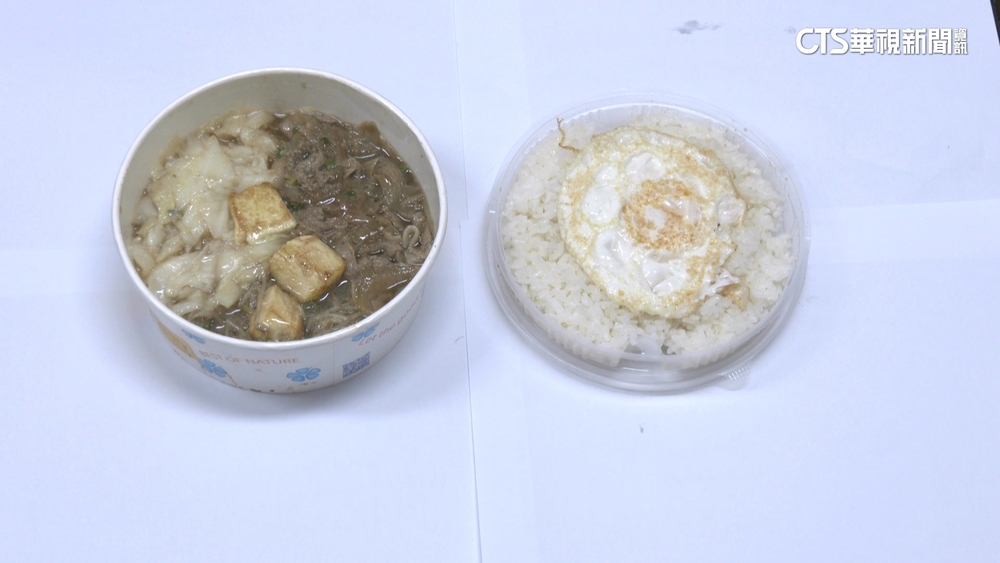 傻眼！外帶鐵板燒竟「菜肉混泡湯」　業者：為防壓改餐盒