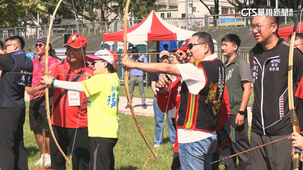 新北市長盃原民傳統射箭賽300人競技　侯友宜開弓秀技