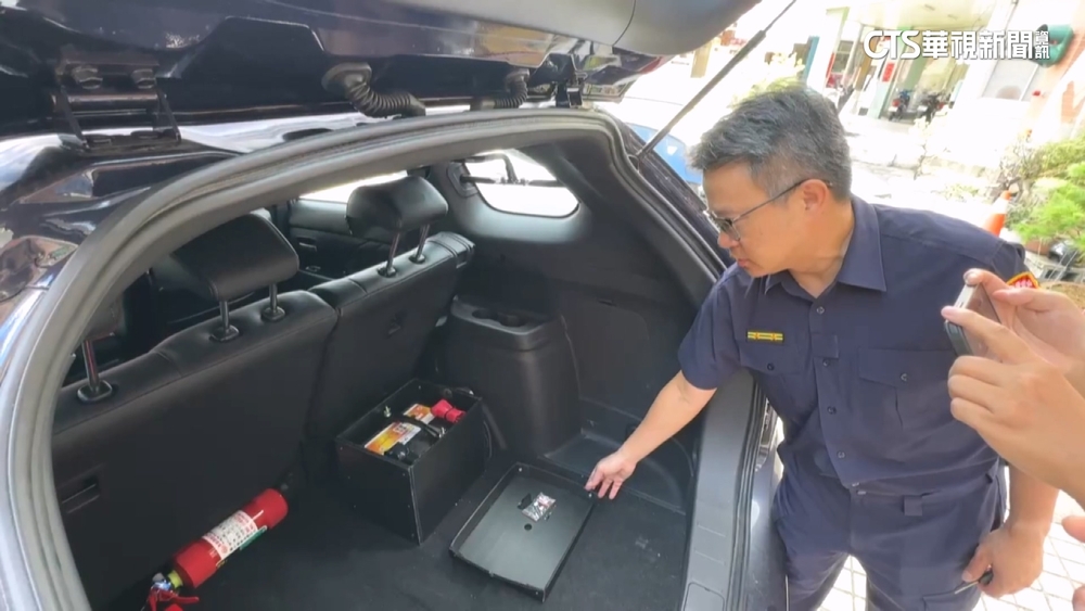 警車後車箱突冒火！　2警忙滅火　警：備用電瓶燃燒
