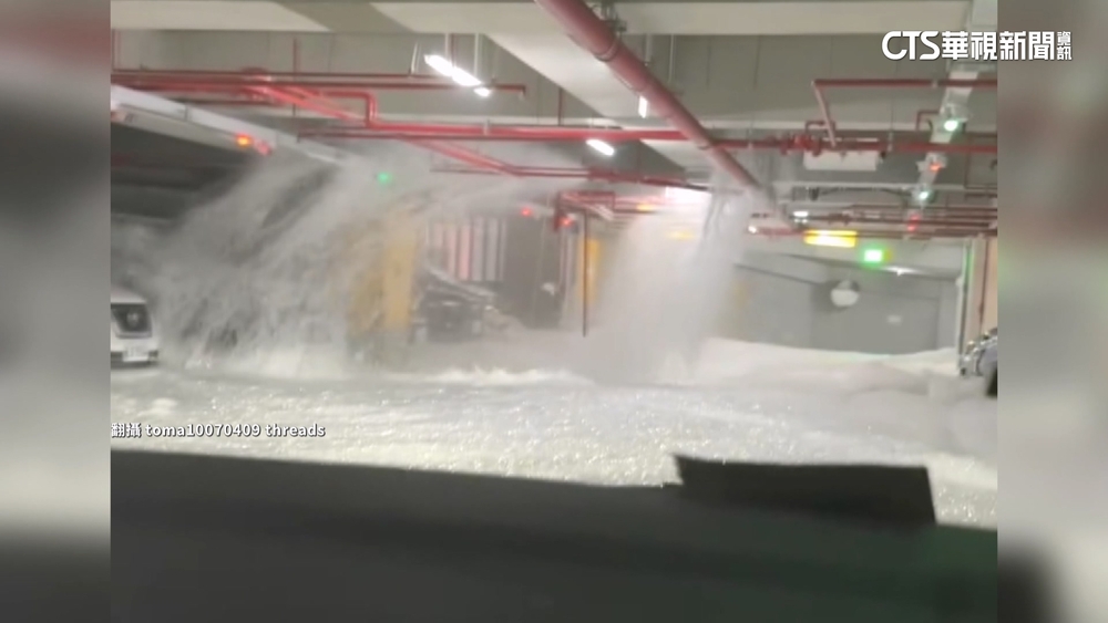 停車場變泡泡浴？！　駕駛「未注意限高」撞壞消防管線
