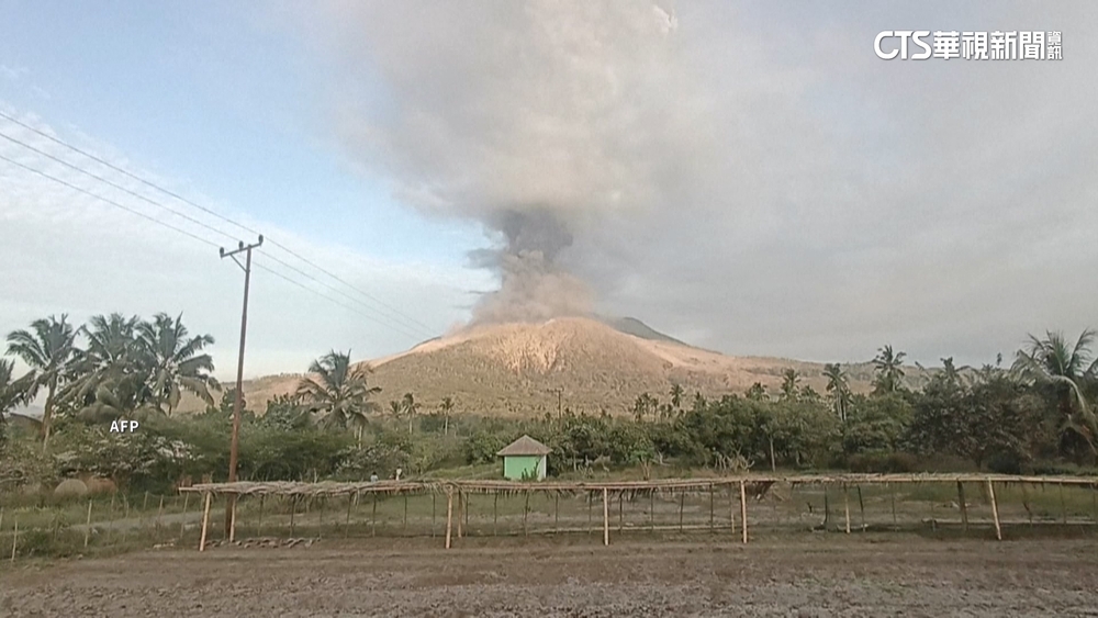 印尼火山噴發！　火山灰竄高空　機場暫停營運