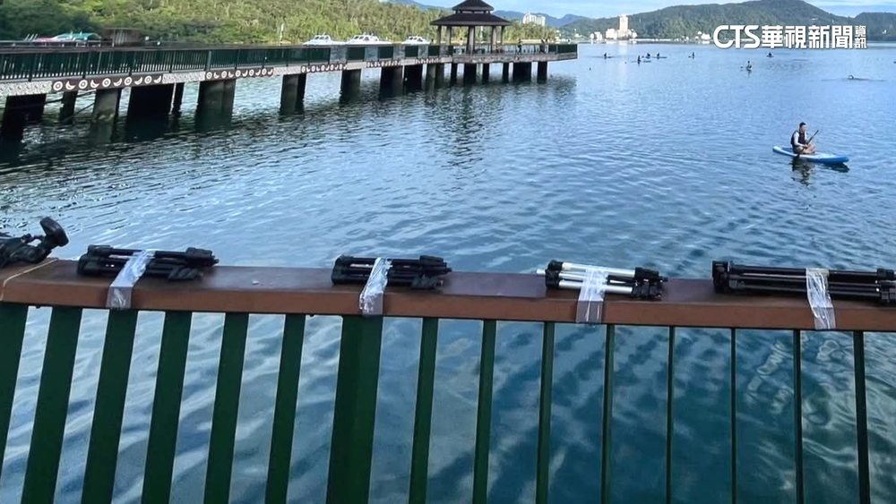 日月潭碼頭欄杆淪「腳架曬衣場」　縣府：無法可管