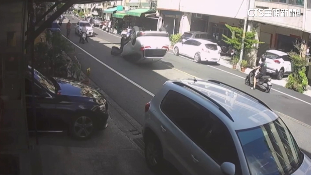 開車恍神！　76歲翁自撞路邊車　轎車翻覆「四輪朝天」