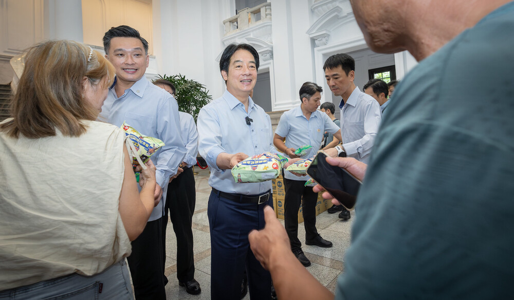 參觀總統府遇賴清德發零食　民眾喊「謝謝萊爾校長」引正反熱議