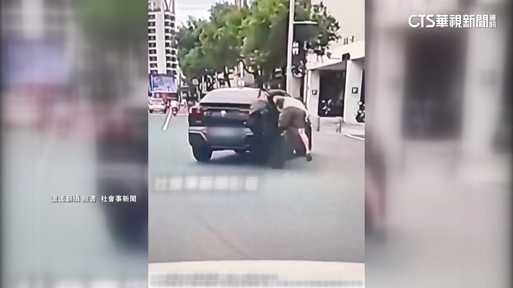 騎車滑手機！　58歲騎士撞車翻一圈　多處挫傷