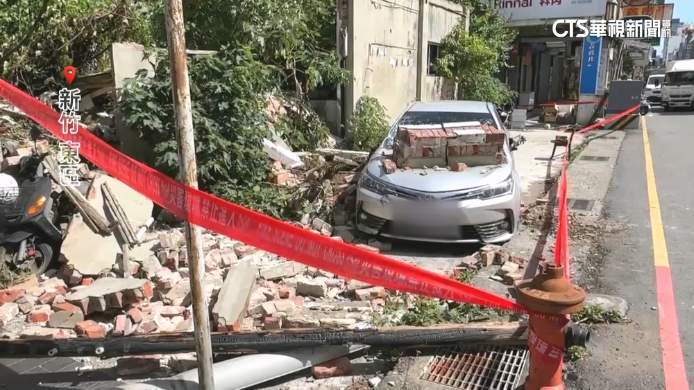 風王來襲！　「風城」圍牆突倒塌　路邊汽車驚遭壓毀
