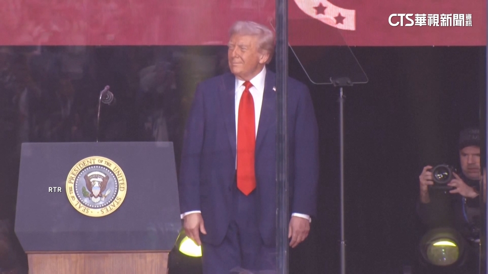 柯克大型追思會數萬人到場　川普到場致意