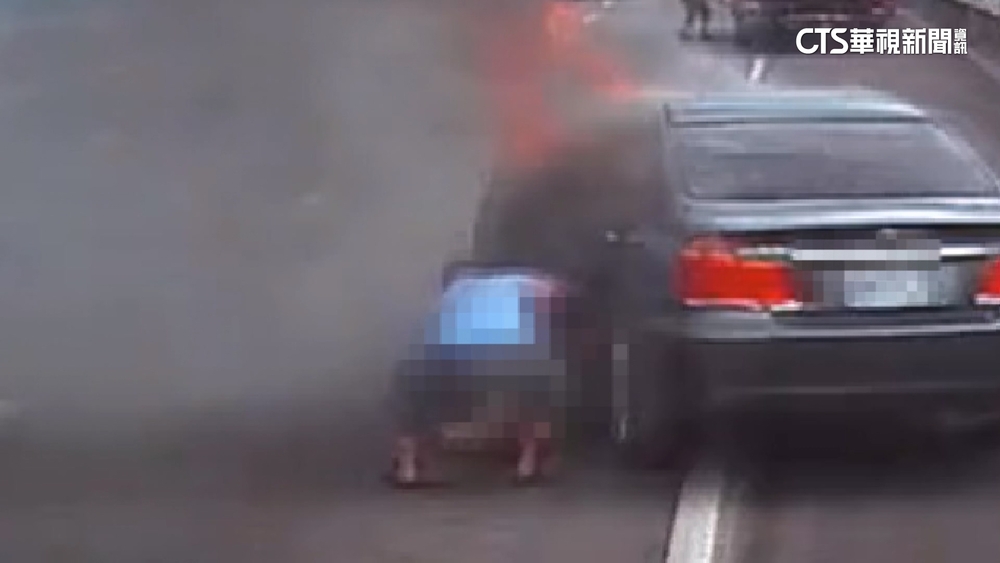 國道轎車自撞起火駕駛受困　貨車司機冒險拉出人