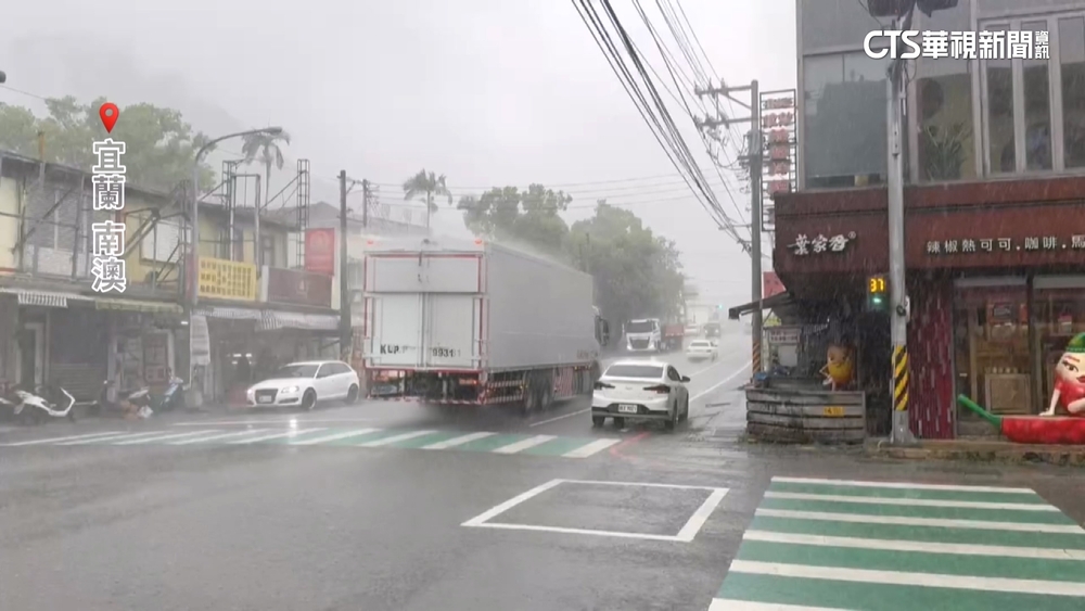 宜蘭多地降暴雨！　疑排水不及　路邊淹起數個水窪