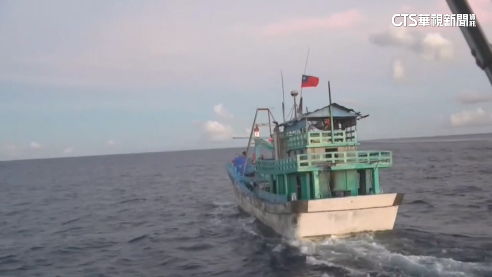 未掛我國旗幟「可疑船隻」　海巡登檢查獲718公斤毒品