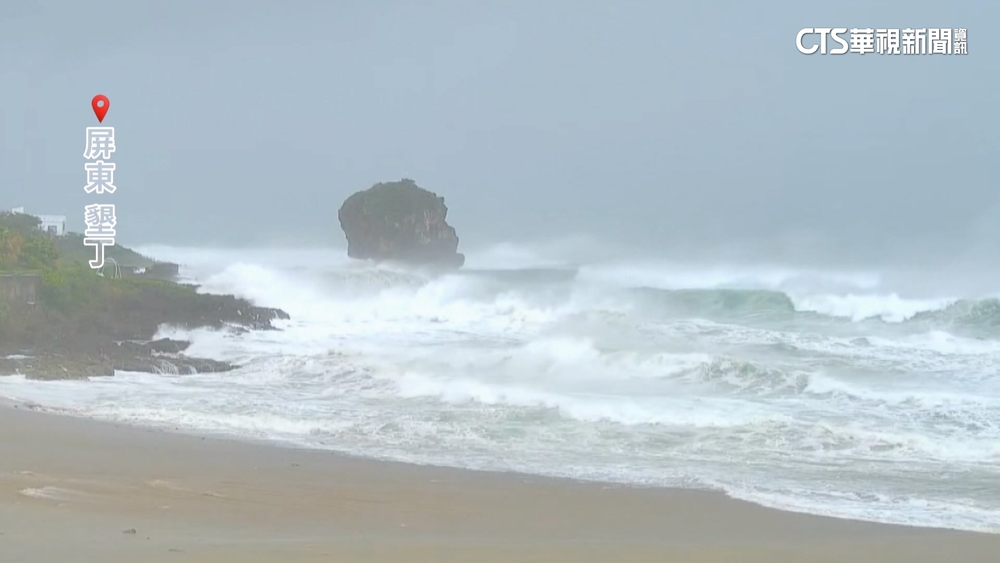 入夜風雨增強！墾丁掀五米高浪　「鏡頭君」狂晃