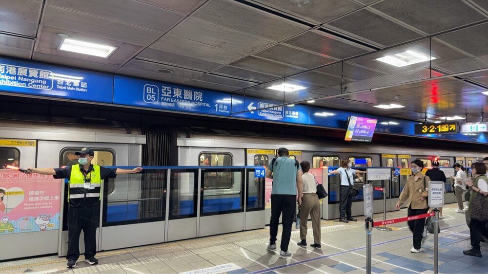 板南線早尖峰時段試辦增派「守門員」　 強化車門安全及行車順暢