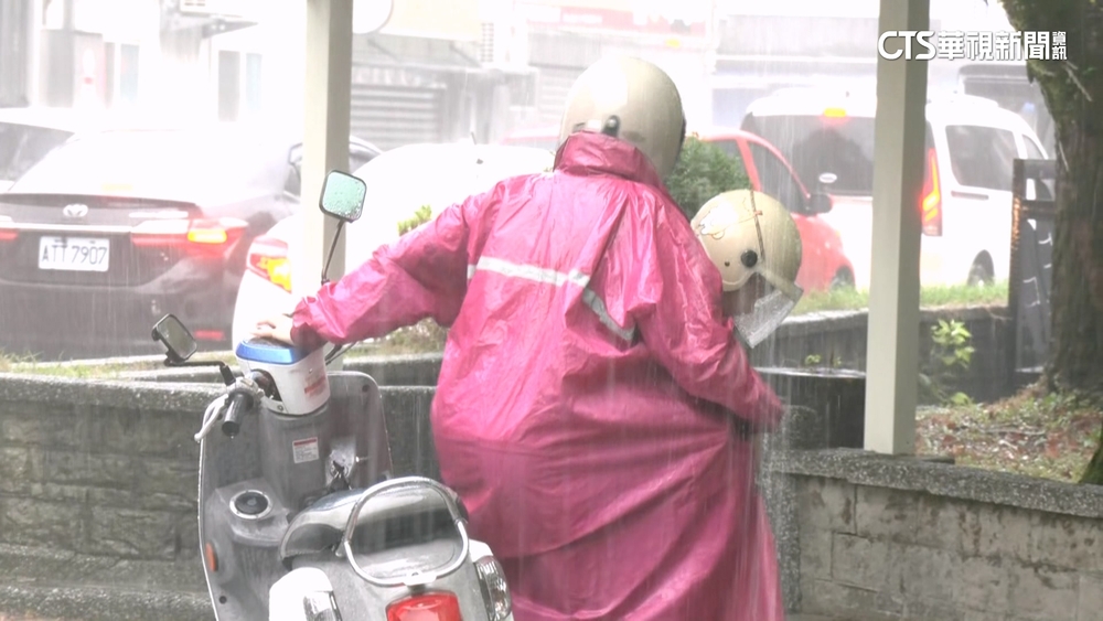 宜蘭未停班課　家長冒雨送小孩上學爆不滿
