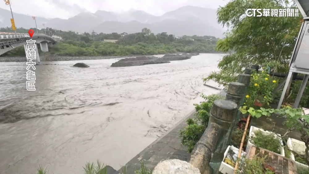 荖濃溪水高漲！怪手進駐待命　農憂心血全毀