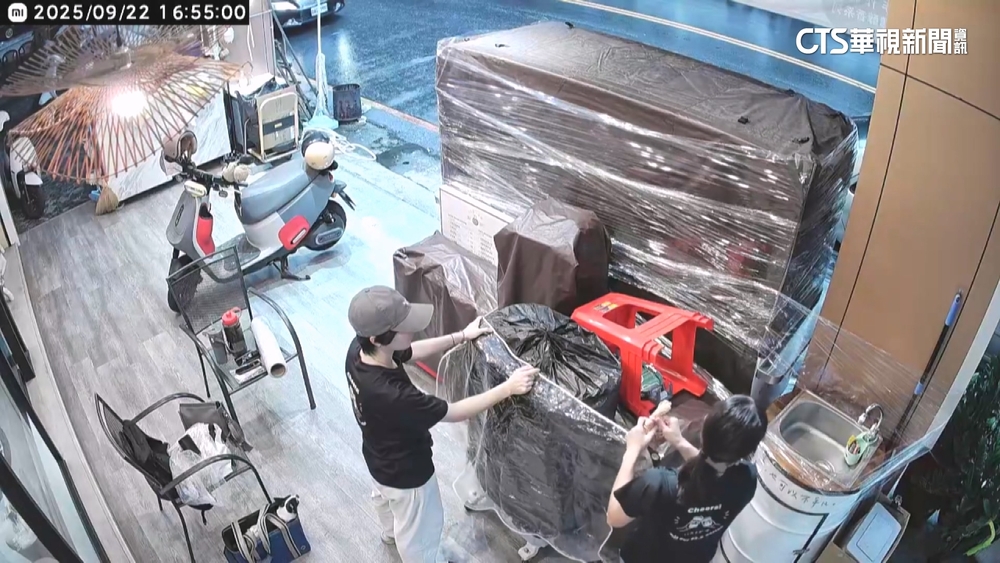 防大雨！學校搭帳篷護學生作品　咖啡業者保鮮膜包攤位