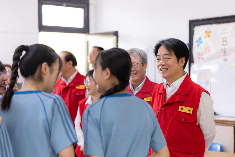 蘭陽女中與總統合照遭諷　學生提告「望台灣更好」　校方發聲力挺