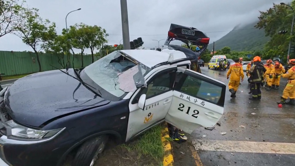 花蓮警車疑天雨路滑撞號誌桿　2警受傷、通緝犯傷重亡