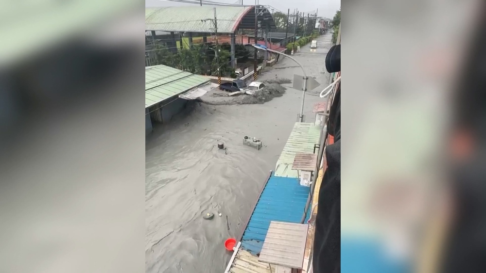堰塞湖壩頂溢流！馬太鞍溪橋被沖斷　「黑色泥水」淹進市區