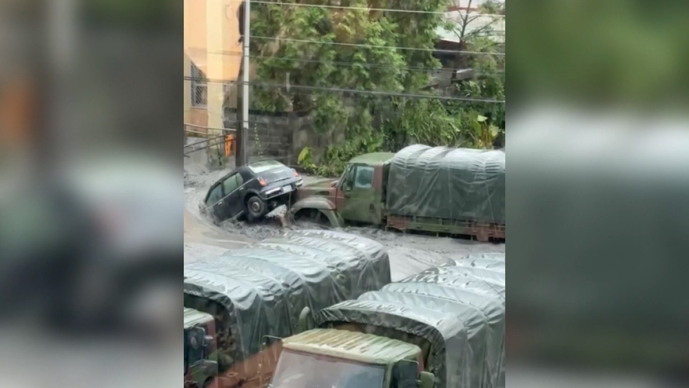花蓮堰塞湖溢流！黑泥流湧進市區「像海嘯」　軍卡也被淹、居民站屋頂待援