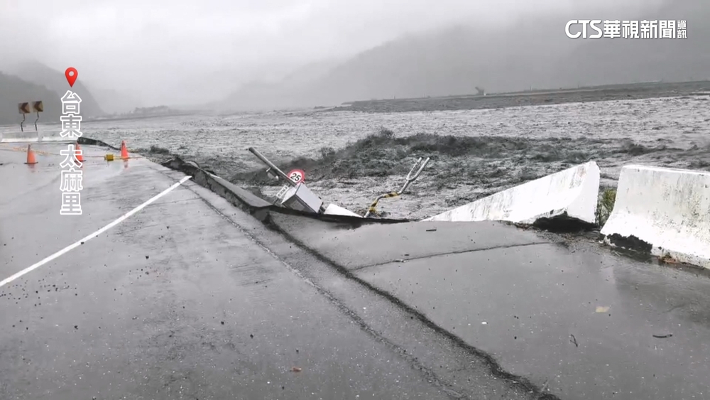 水勢湍急！　台東南太麻里橋南岸河堤道路「被掏空」