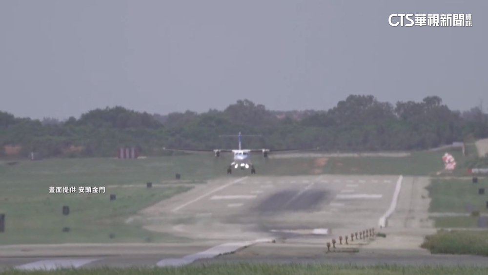 金門機場颳起強風！　飛機狂晃　右側機翼險砸地