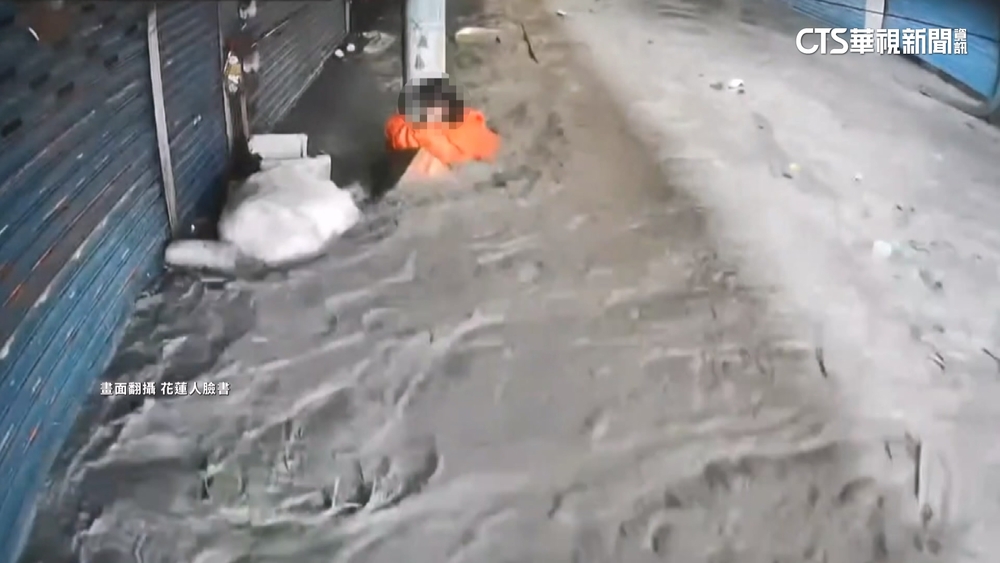 婦抱電線桿險遭洪水沖走　女兒發文報平安