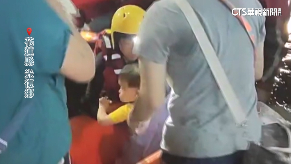 花蓮光復淹水嚴重！　救護人員怕孩童受傷.裝橘箱救援