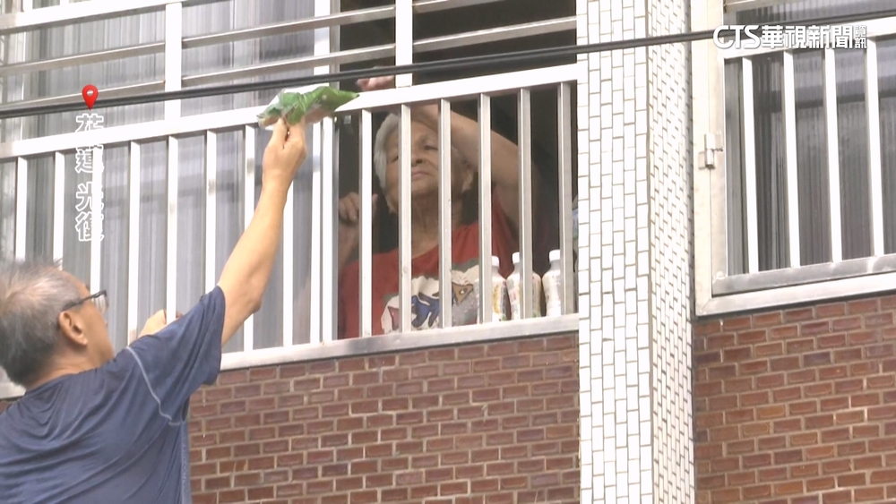 獨家直擊！　鐵門遭泥巴封堵　兒「赤腳爬梯」送糧給母