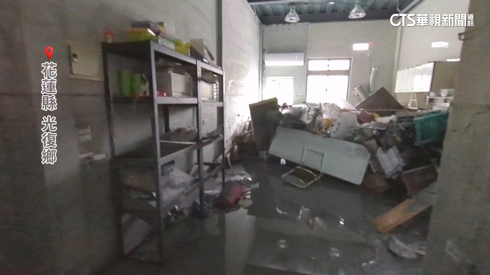 花蓮課輔班遭洪水襲！　書櫃倒塌沾泥.水淹半扇門高