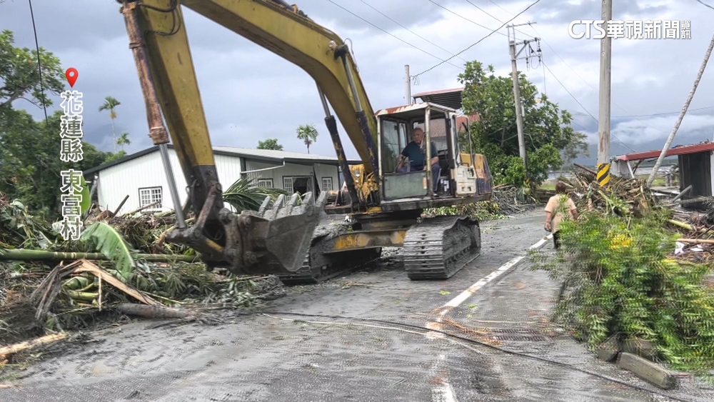 華視採訪團隊挺進花蓮東富村　直擊洪水災情第一線