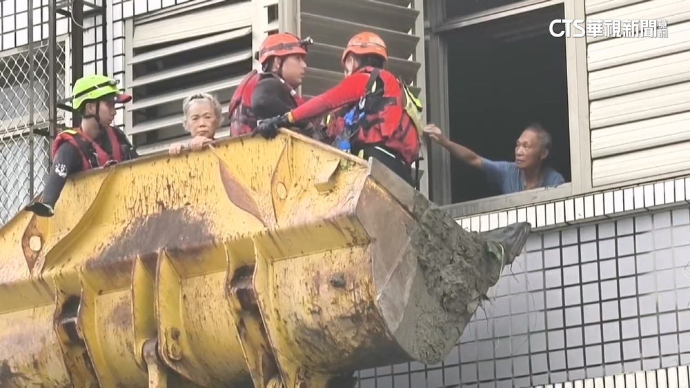 多縣市消防挺災區！　出動大型機具.直升機吊掛救援